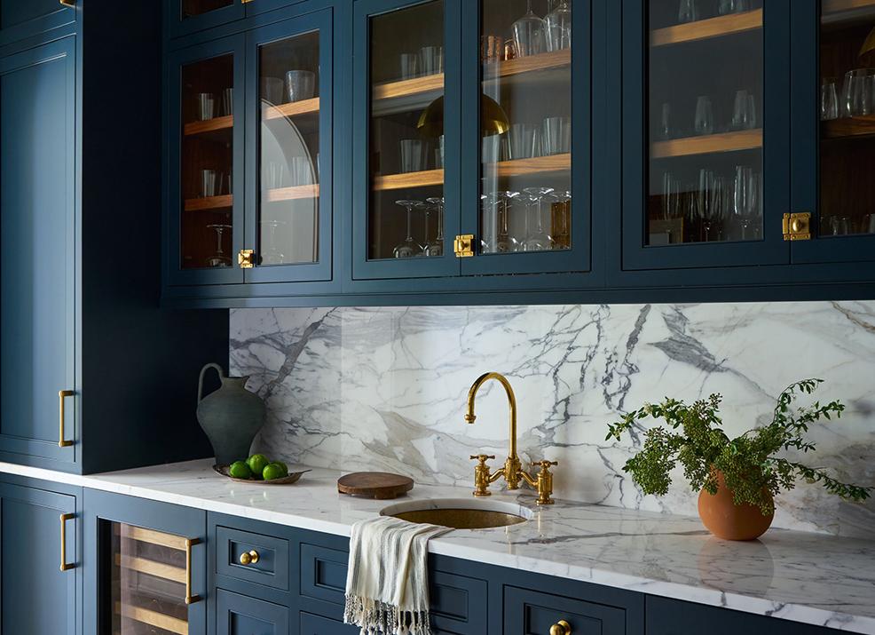 Уютный дом в традиционном стиле: 2 спальни и кухня-гостиная